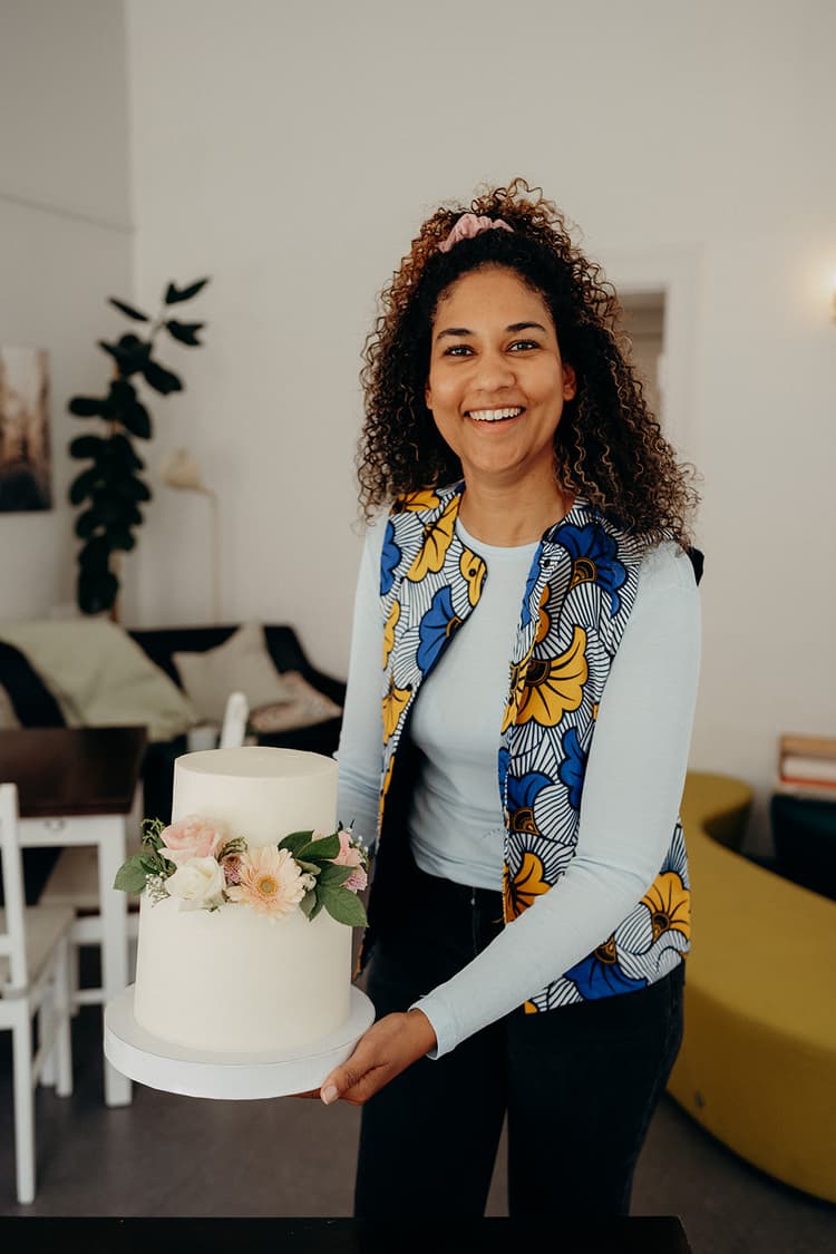 Ava präsentiert eine Torte